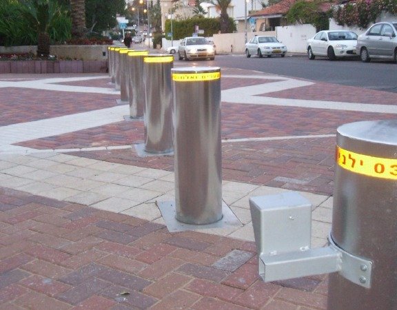 BGI K4 Crash Rated Hydraulic Bollard