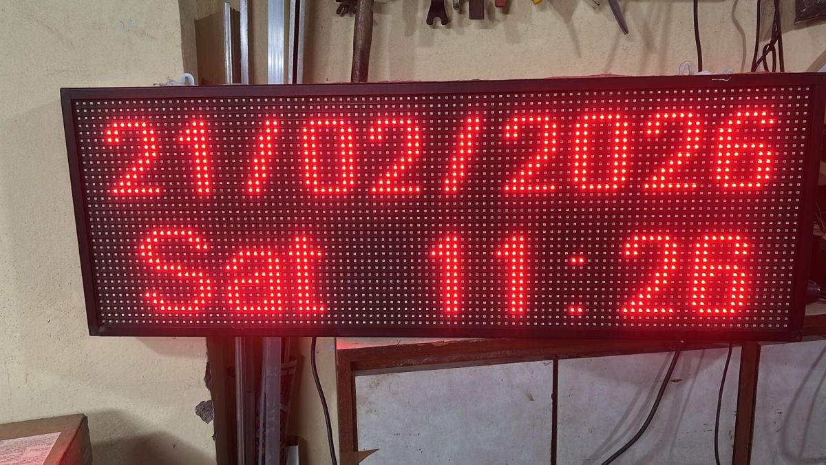 KTI0400100TSLDDT — Single Side clock with Date and Day 26 X 7.5 inch