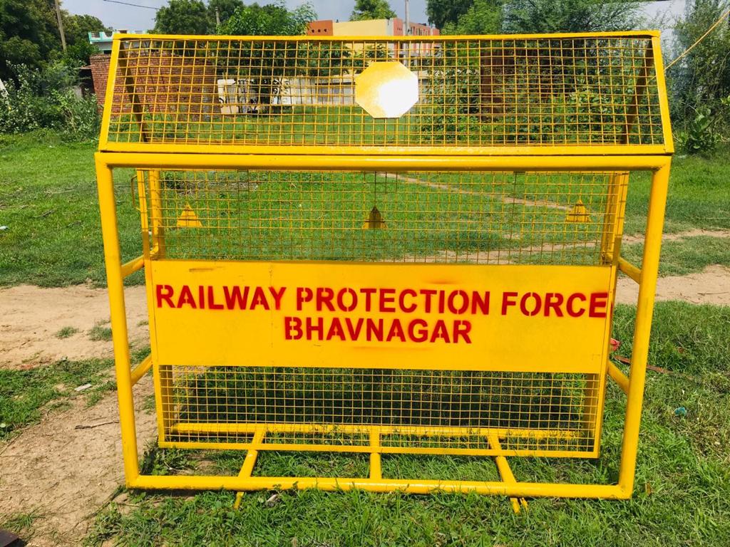 Metal Road Barrier With Wheels