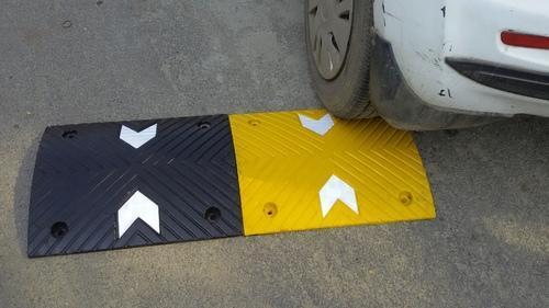 Speed Breaker Rubber Based 75 MM With Arrow