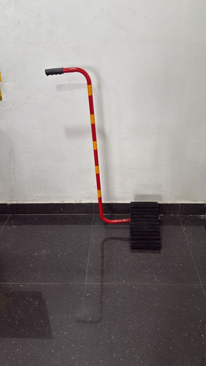 Truck wheel chock with Single metal stand